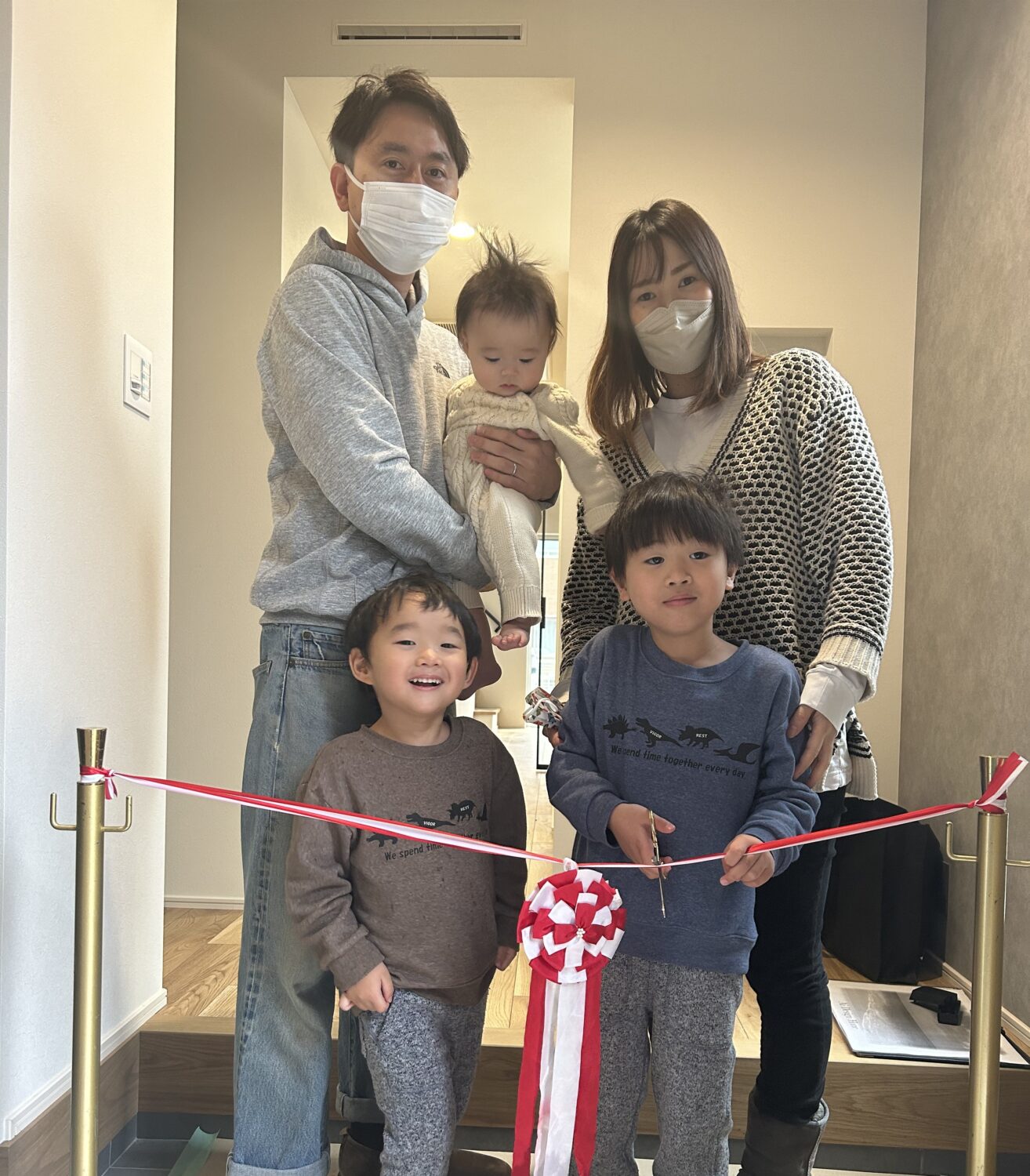 アイデザインホームの現場リポート お引渡しの現場リポート 大阪府の工事現場 大阪府で注文住宅ならアイデザインホーム 家族でテープカットをする様子