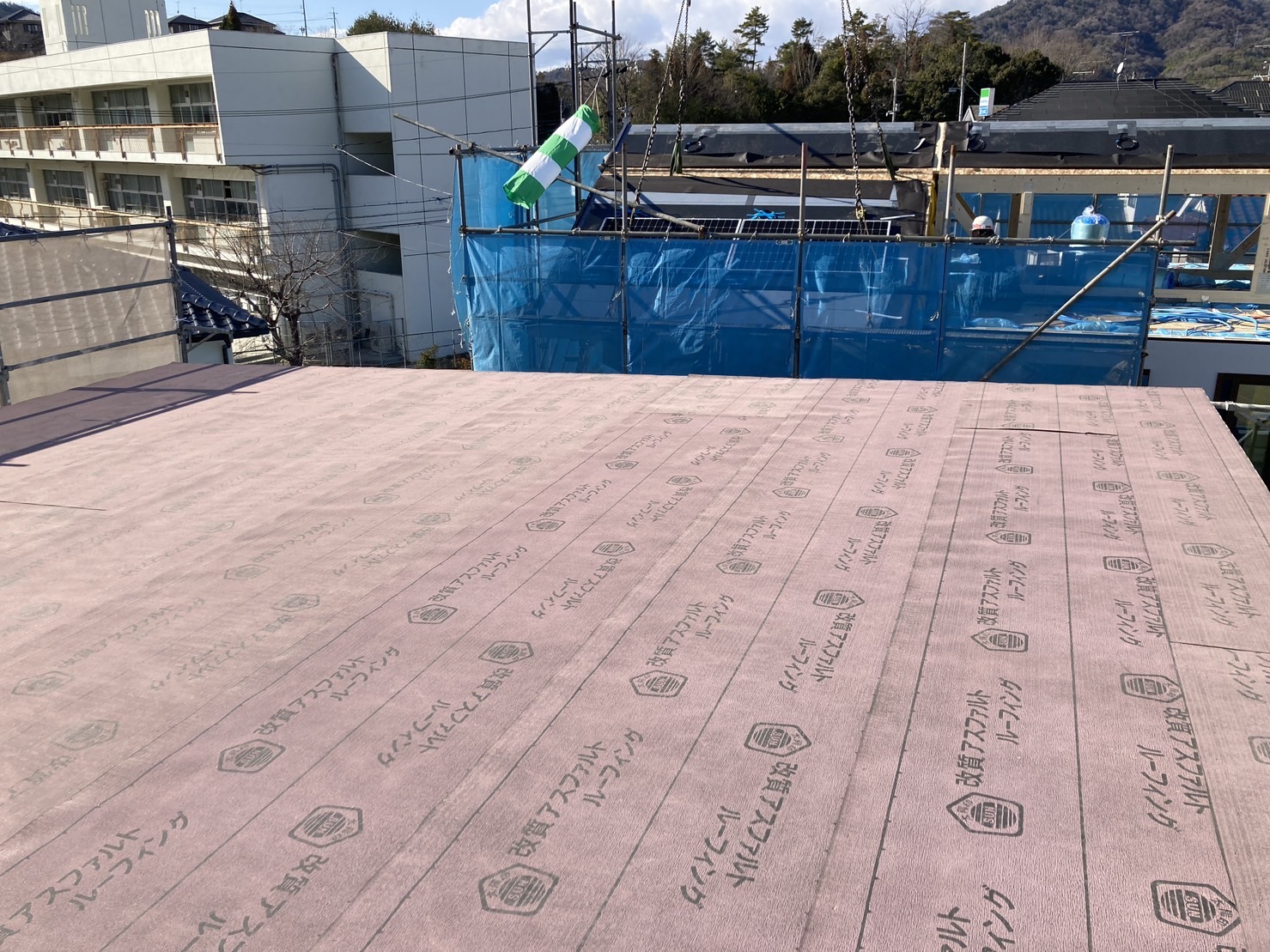 アイデザインホームの現場リポート 上棟の現場リポート 広島県の工事現場 広島県で注文住宅ならアイデザインホーム 改質アスファルトルーフィングを敷いた様子