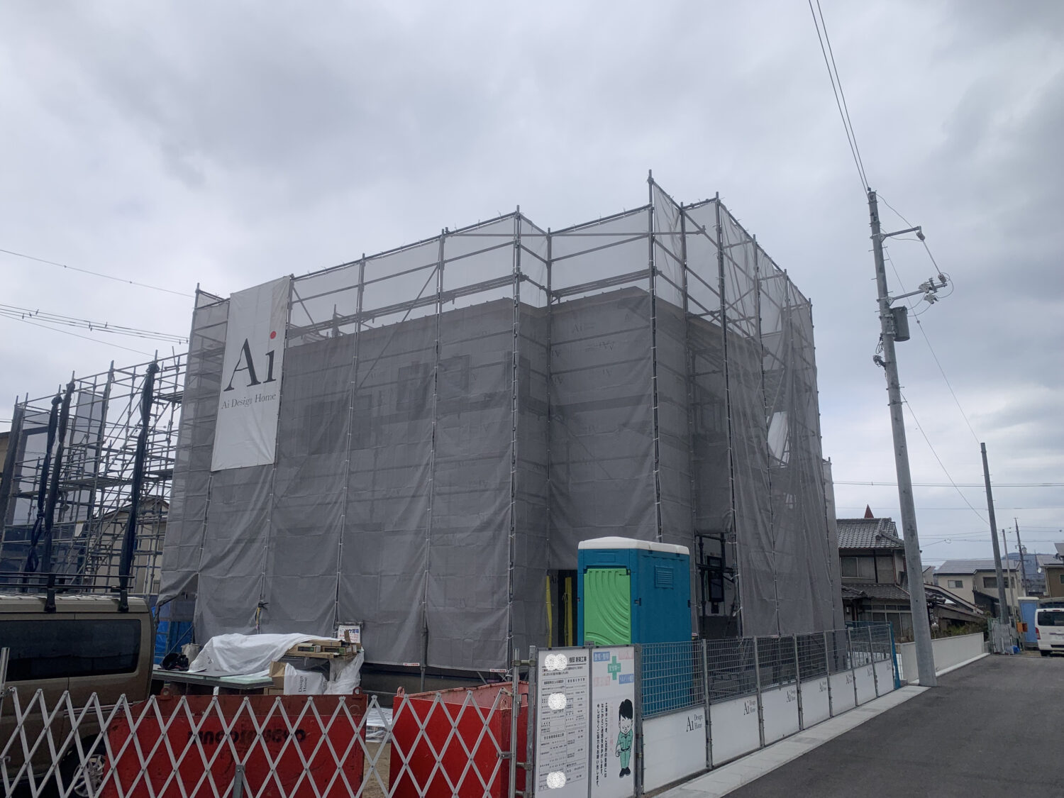 アイデザインホームの現場リポート　気密測定の現場リポート　広島県の工事現場　福山市で注文住宅ならアイデザインホーム　足場用ネットで囲まれた現場