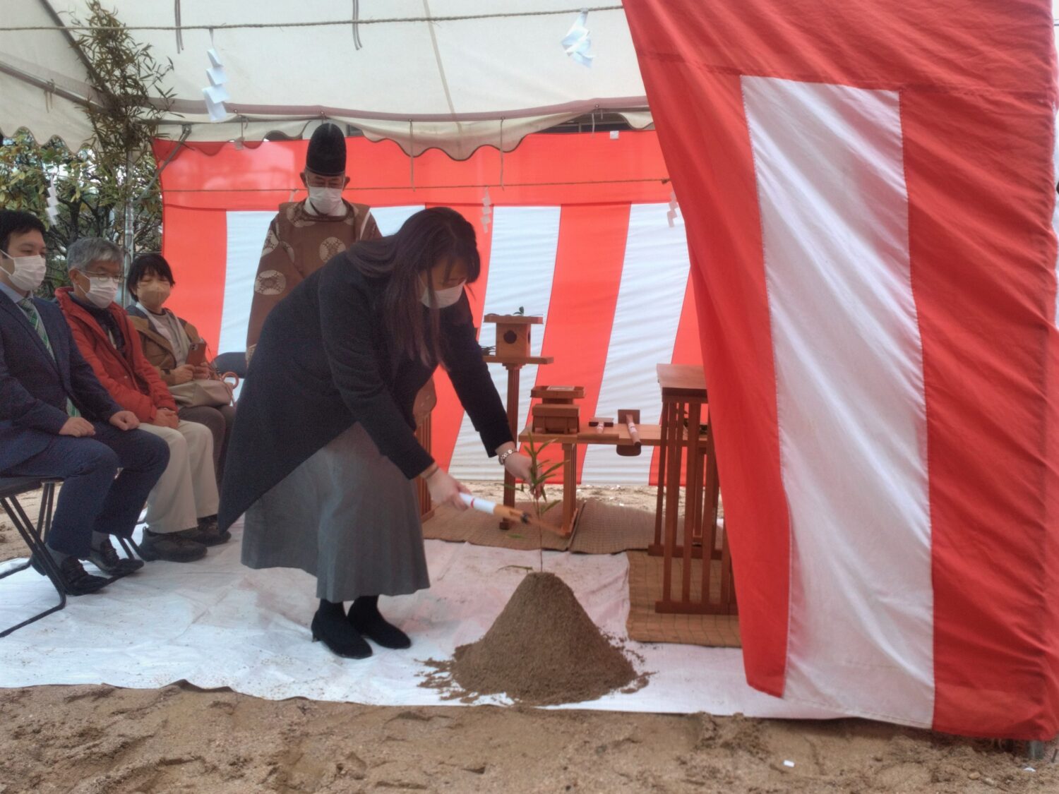 アイデザインホームの現場リポート 地鎮祭の現場リポート 広島県で注文住宅ならアイデザインホーム 女性が刈初め儀をする様子