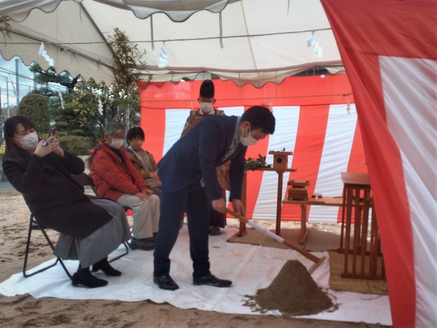 アイデザインホームの現場リポート 地鎮祭の現場リポート 広島県で注文住宅ならアイデザインホーム 男性が鍬入れ儀をする様子