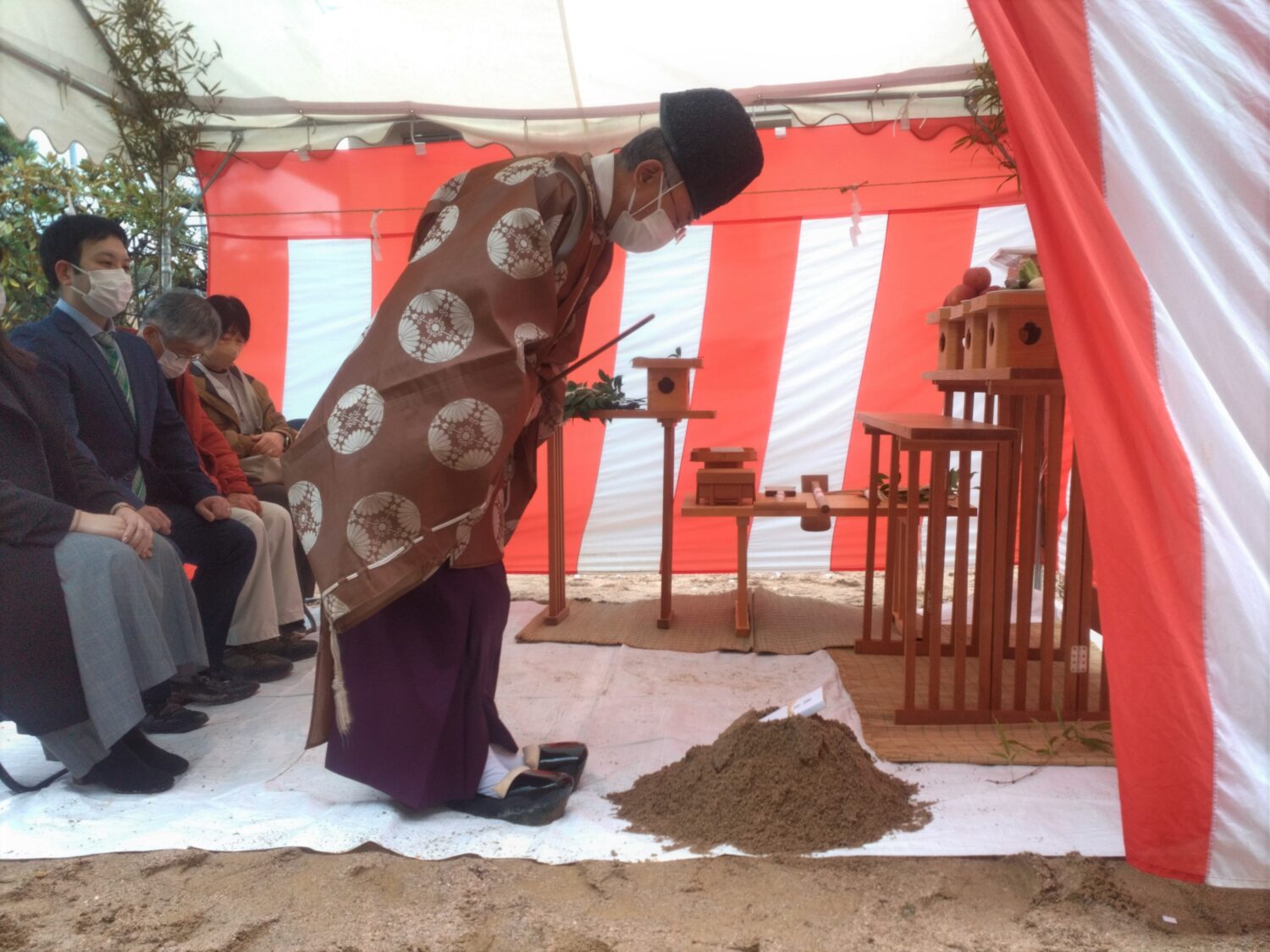 アイデザインホームの現場リポート 地鎮祭の現場リポート 広島県で注文住宅ならアイデザインホーム 盛り砂の前で礼をする神主さん