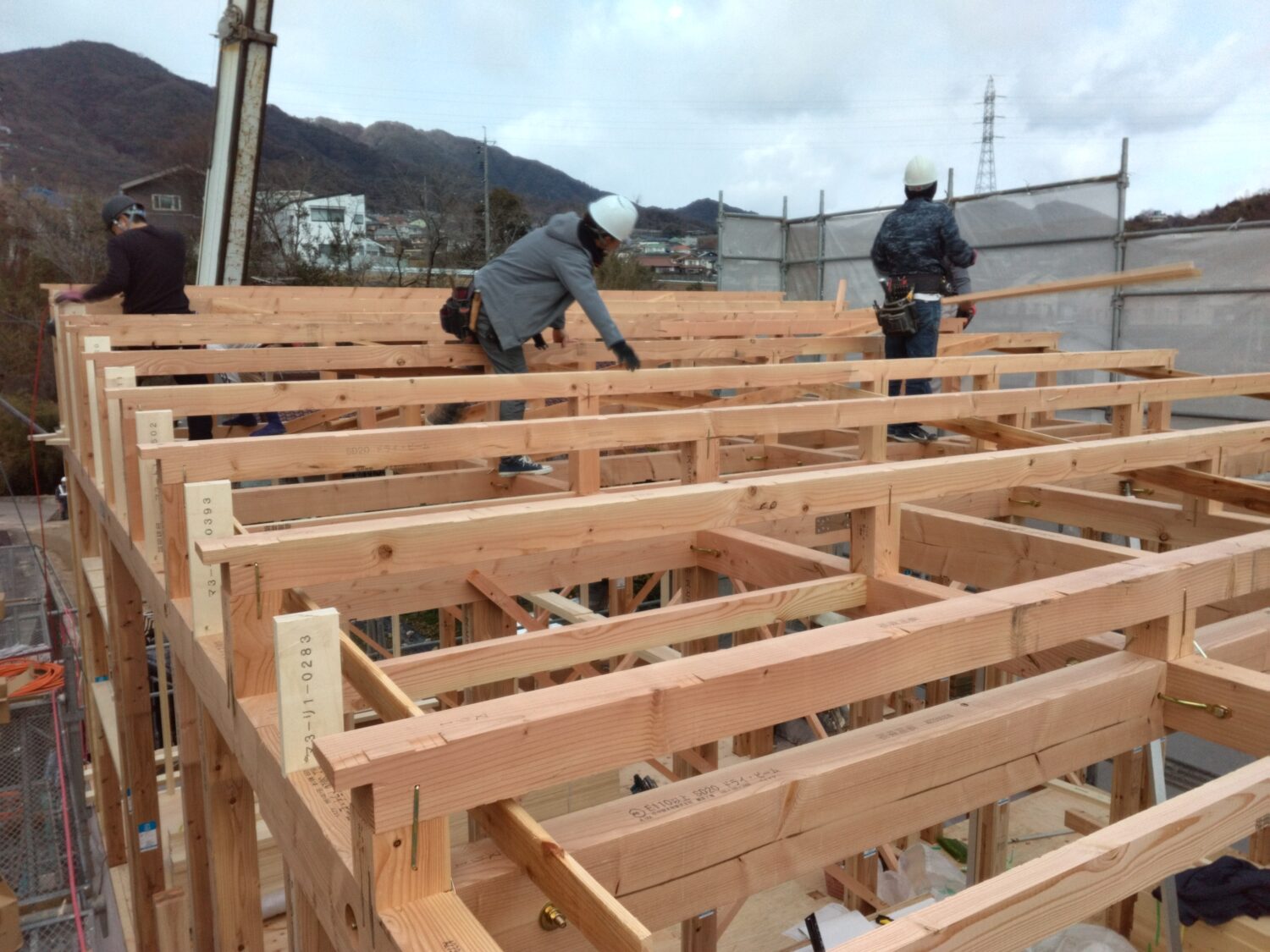アイデザインホームの現場リポート 上棟の現場リポート 広島県の工事現場 広島県で注文住宅ならアイデザインホーム 木材を一つ一つ固定している大工さんたち
