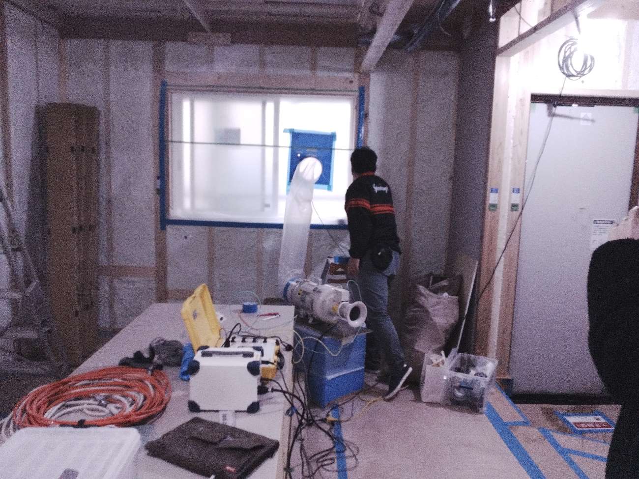 アイデザインホームの現場リポート 気密測定の現場リポート 大阪府の工事現場 大阪府で注文住宅ならアイデザインホーム 機械を操作する男性
