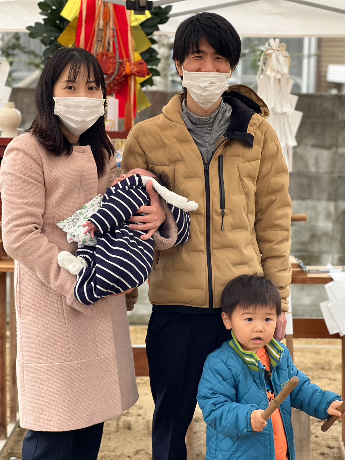 アイデザインホームの現場リポート　地鎮祭の現場リポート　兵庫県で注文住宅ならアイデザインホーム　祭壇の前で記念撮影をする家族