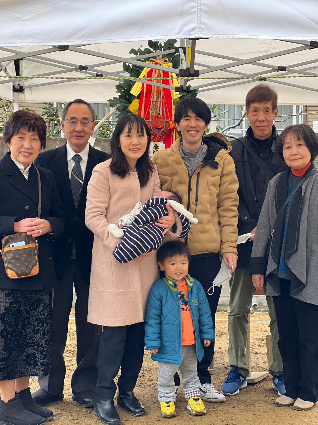 アイデザインホームの現場リポート　地鎮祭の現場リポート　兵庫県で注文住宅ならアイデザインホーム　祭壇の前で家族写真を撮る様子