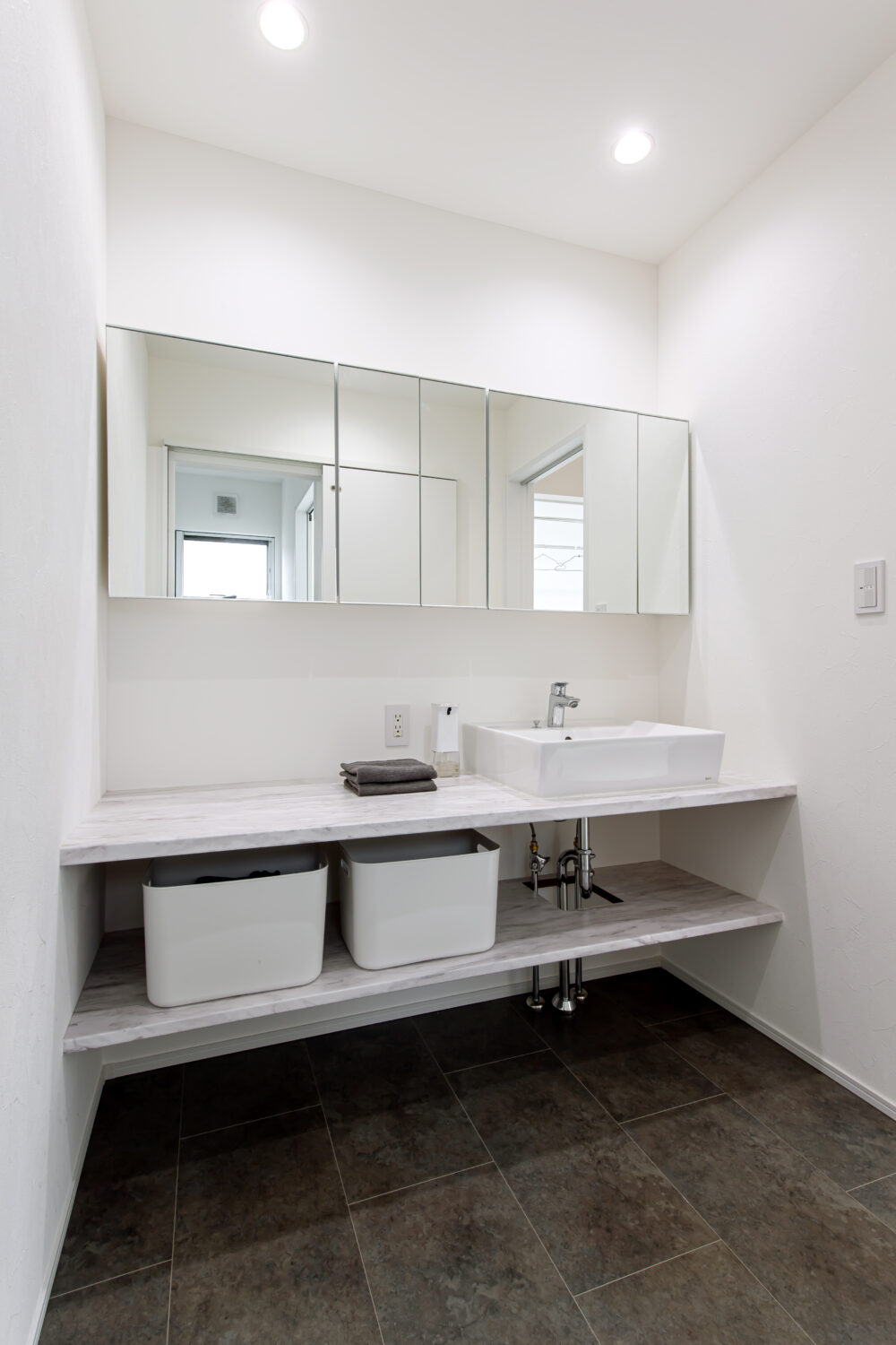 広島　注文住宅　アイデザインホーム
洗面室もホワイトを基調にこだわり、清潔感のあるホテルライクな仕上がりに。