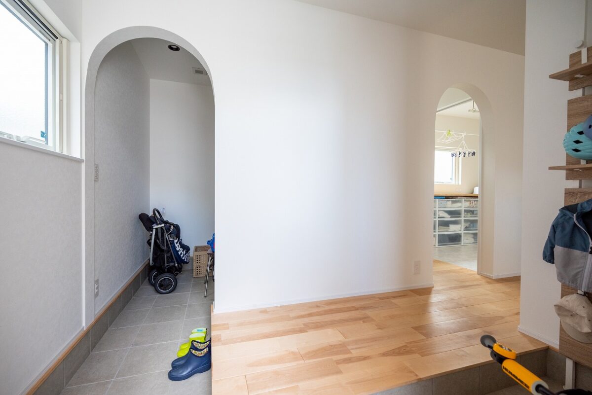 土間収納と洗面所はアーチ型の開口で空間をゆるやかに仕切ります
アイデザインホーム　広島の注文住宅