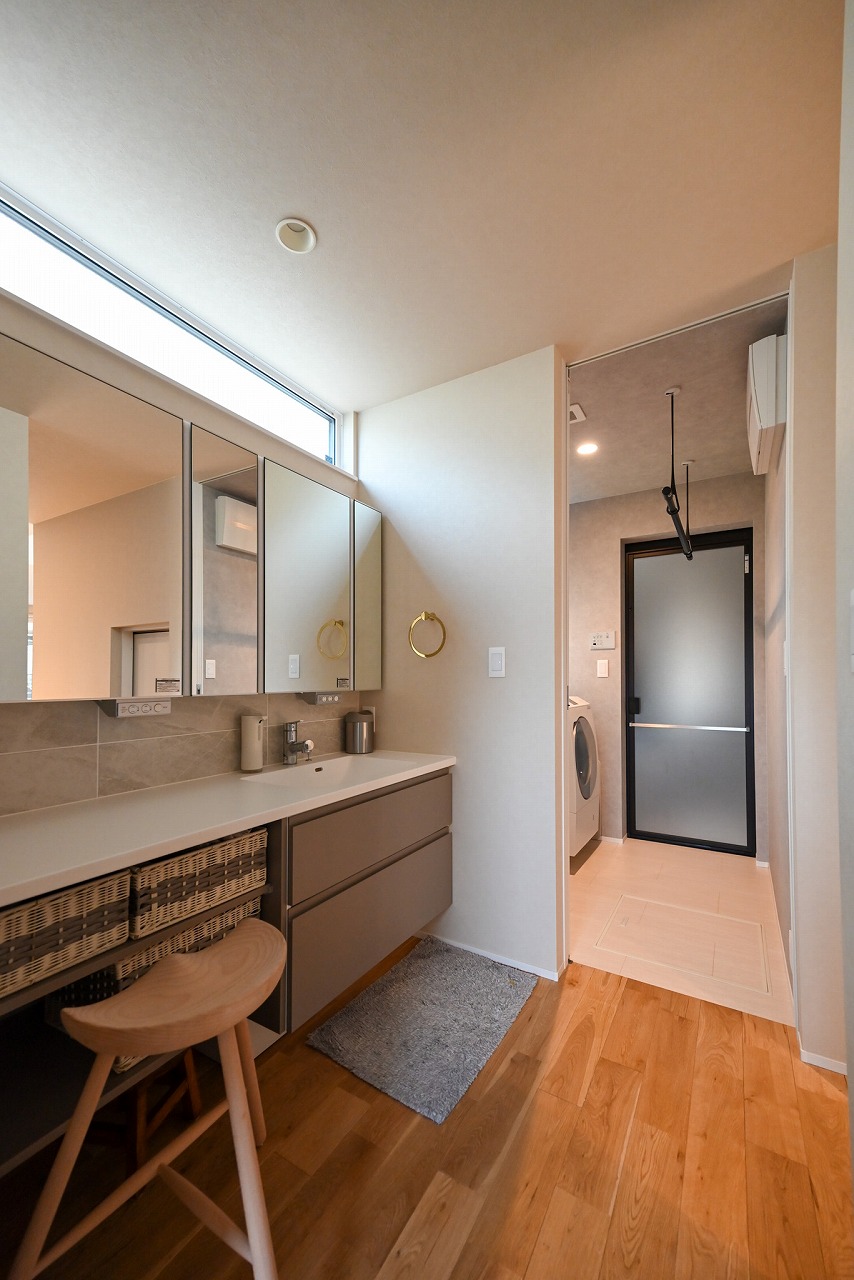 アイデザインホーム
注文住宅
広島県廿日市市
LDKと違いグレーでまとめられた洗面所は、石目調のタイルやシームアンダーデザインの洗面台により上品な空間に