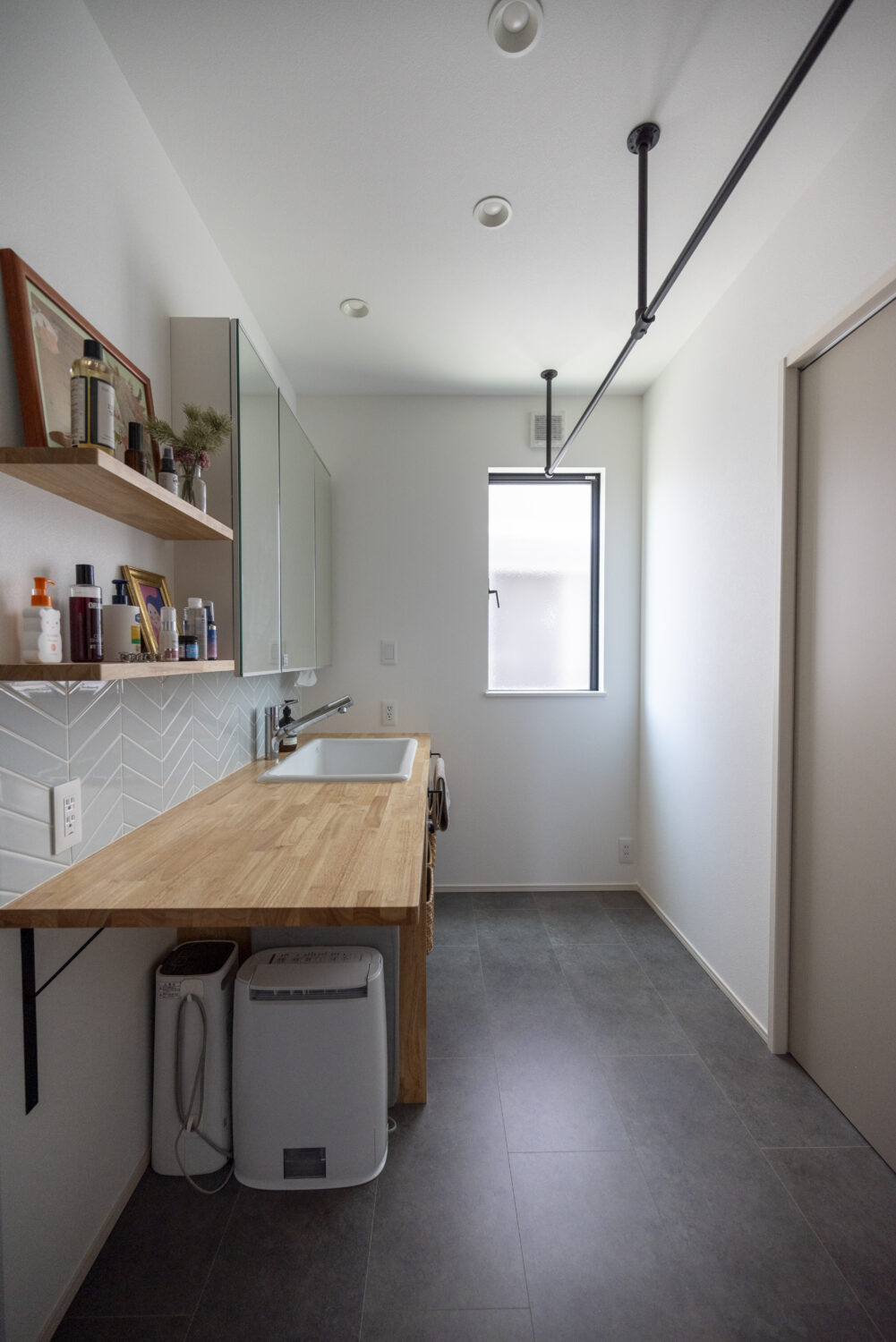 広島県福山市
アイデザインホーム
注文住宅
洗面室にはランドリーパイプを設けて。作業台も広く、家事ラクな空間になっています