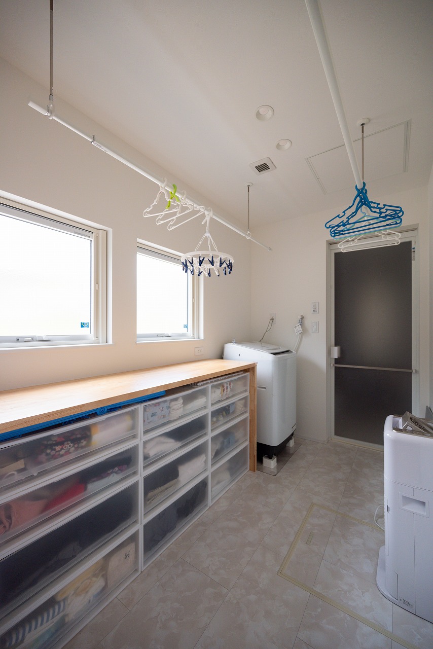 アイデザインホーム
広島注文住宅
脱衣所には物干しポールやカウンターを設置し、「洗濯→片付け」までの一連の流れをすべて行うことができます。