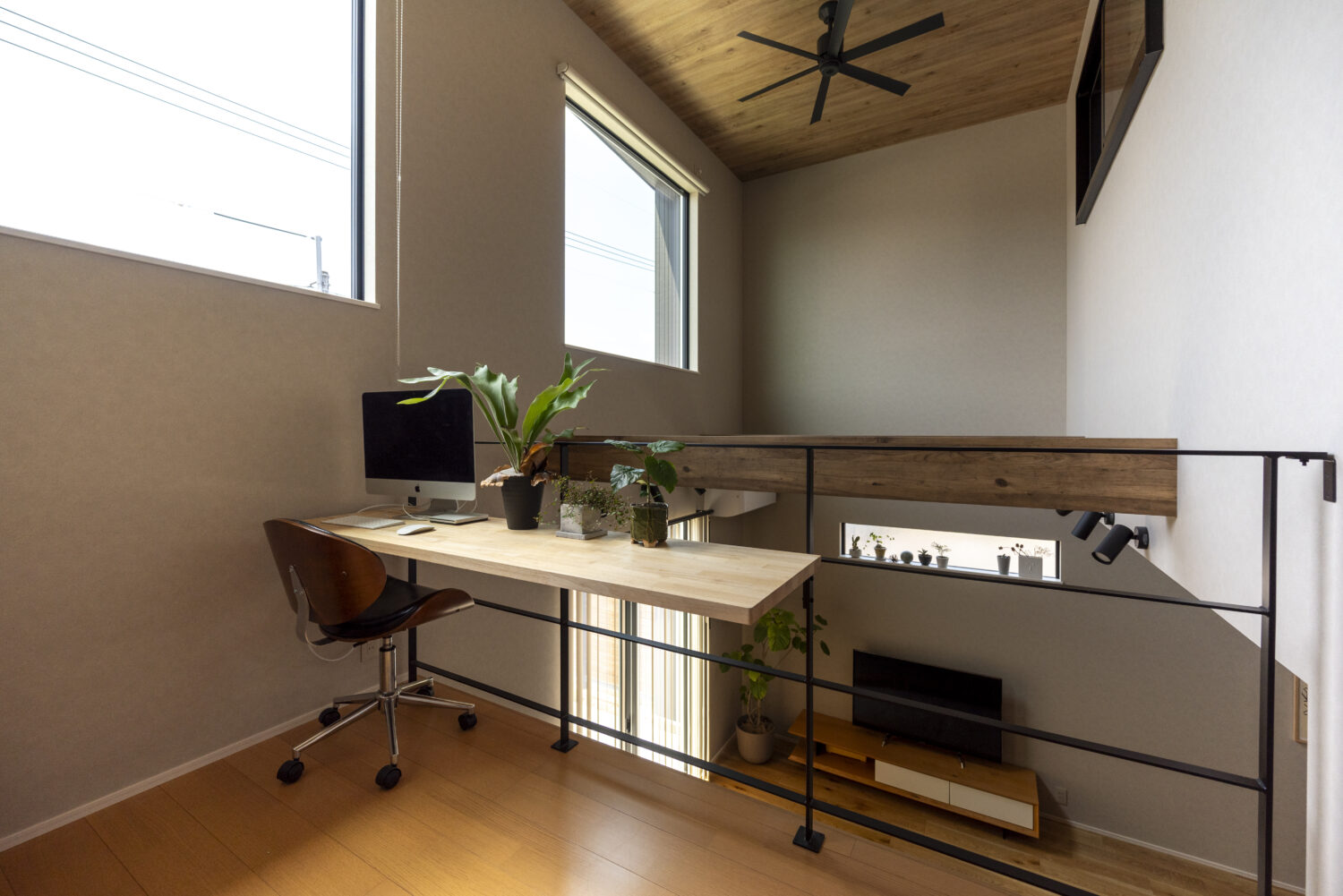 広島県福山市
アイデザインホーム
注文住宅
スキップフロアにはスタディスペースとして使えるカウンターを設置
2Fの洋室には明るい吹抜に面した室内窓を採用しています