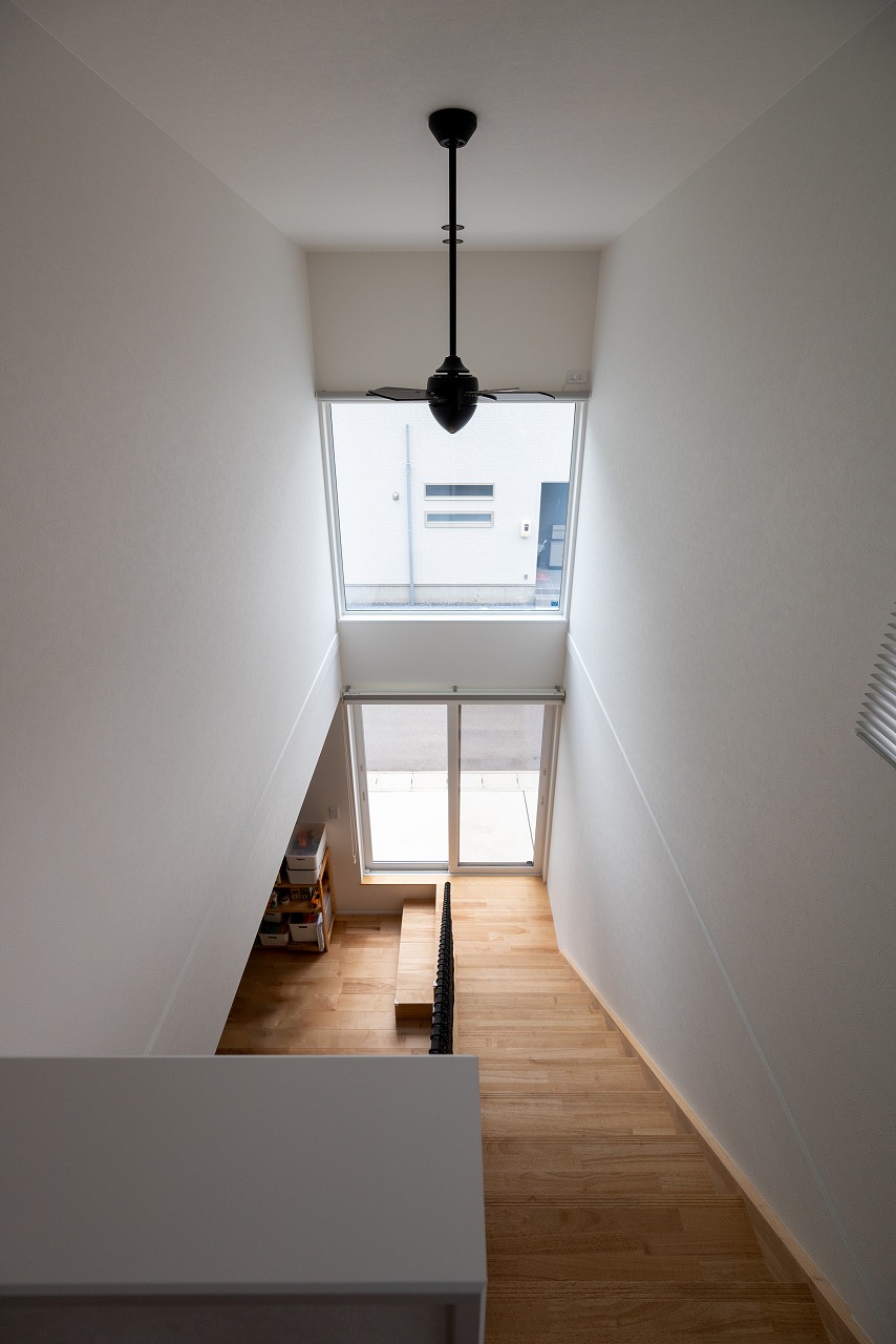 吹抜上部には大きな窓を設け、室内を明るく照らします。
アイデザインホーム　広島注文住宅