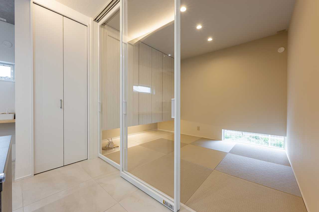大阪府松原市　アイデザインホーム　注文住宅　スクリーンバーテーションと吊押し入れにより、和室の空間に奥行きを与えます