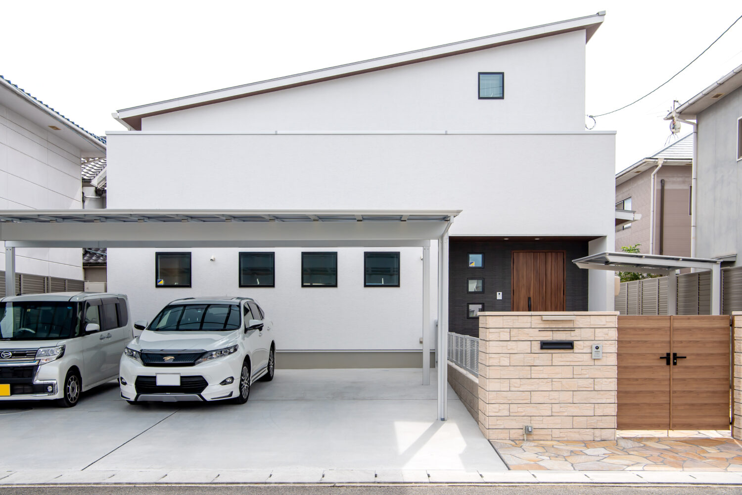 広島県の注文住宅　広島県福山市の建築実例　広島県で注文住宅ならアイデザインホーム　福山で注文住宅ならアイデザインホーム　片流れ屋根の高さを抑えた外観　ホワイト外壁
