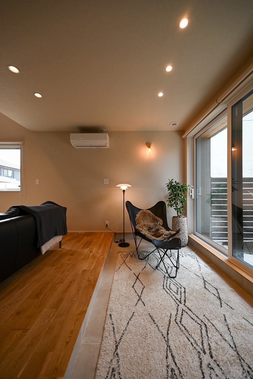 アイデザインホーム
注文住宅
広島県廿日市市
リビングに面した広めの玄関は腰かけて坪庭を眺めたり、お気に入りの家具を置いてくつろぎスペースにしたりと多様な使い方ができます