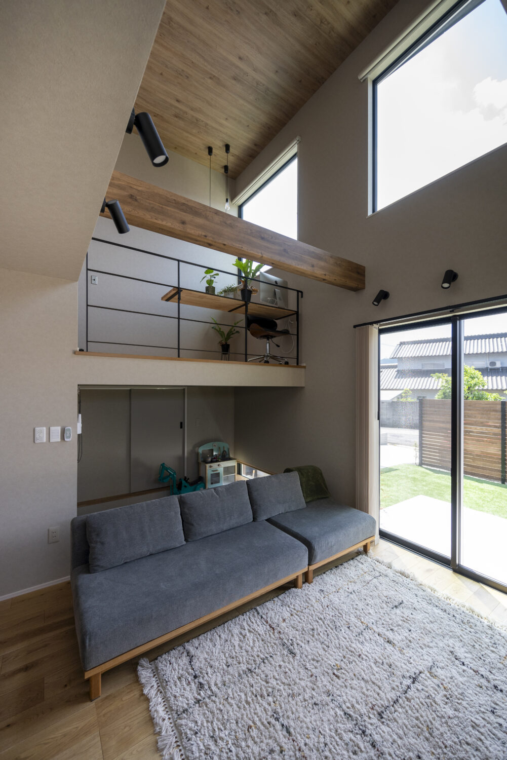 広島県福山市
アイデザインホーム
注文住宅
リビング、吹抜には大きな窓を設け陽光がたっぷり降り注ぐよう計画
スキップ下の畳コーナーは秘密基地のようで子ども心をくすぐります
