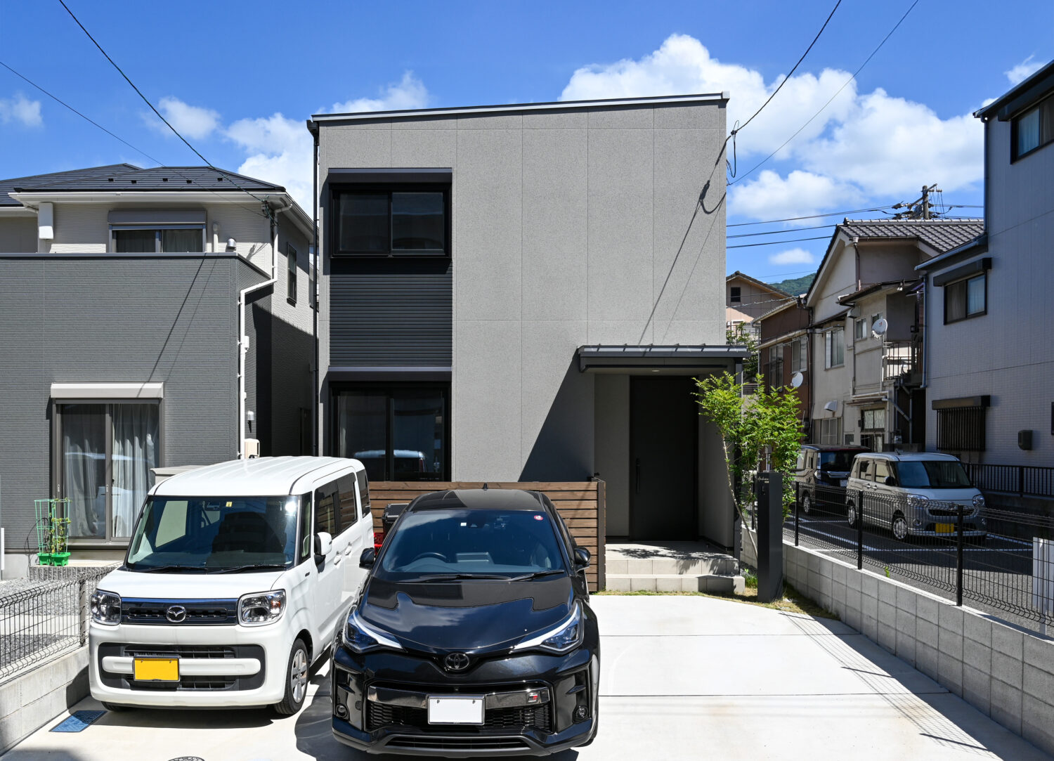 広島県呉市
アイデザインホーム
注文住宅
グレー×ブラックでまとめたシンプルなファサード