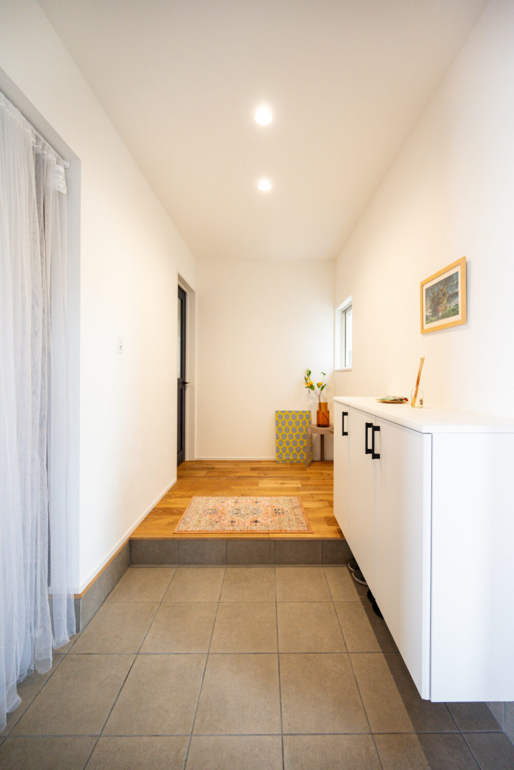 アイデザインホーム
広島の注文住宅　実例
すっきりとした玄関。カーテンのむこうは1帖の土間収納