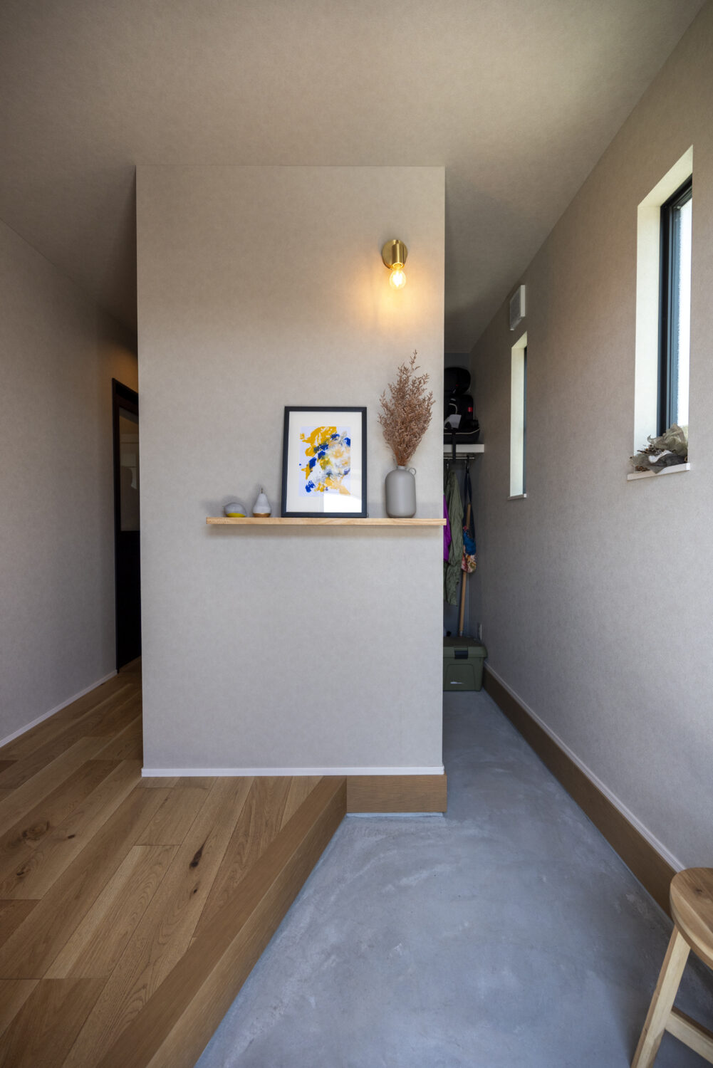 広島県福山市
アイデザインホーム
注文住宅
玄関を開けると正面に土間収納。
手前の壁にアイキャッチとなるインテリアを置くことで、扉はなくとも奥に目線が行くことを緩く遮ります