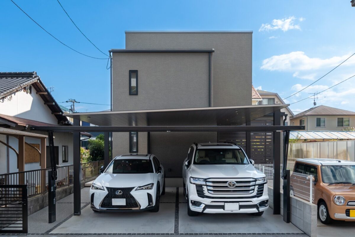アイデザインホーム
注文住宅
広島県廿日市市
外壁とカーポートはグレーに統一され、シンプルでまとまりのある外観