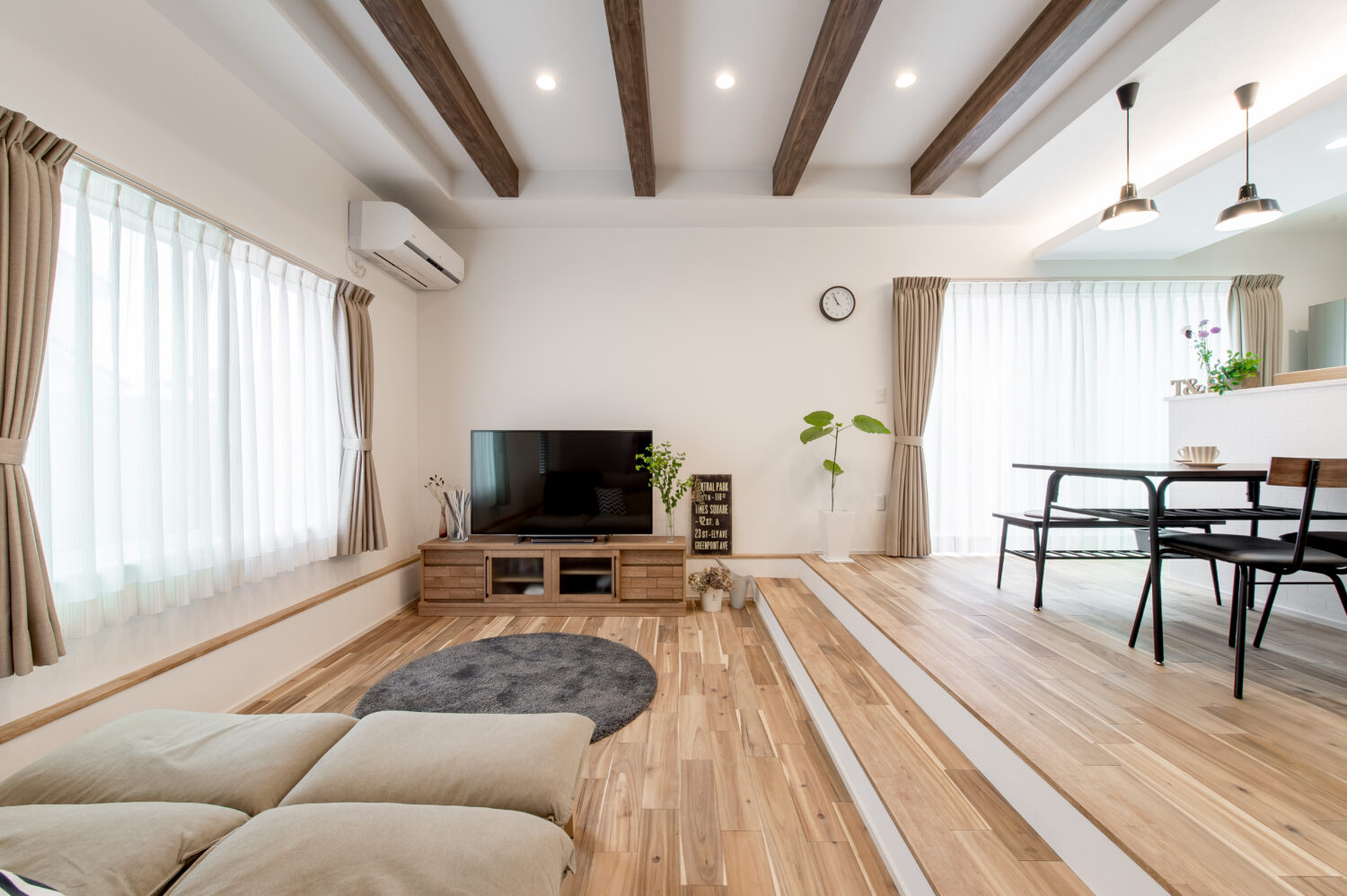 アイデザインホーム　注文住宅　広島県福山市　高低差を上手く利用して、開放的な空間を獲得したリビング。床下げの段差はベンチの様に使用することもできます。
