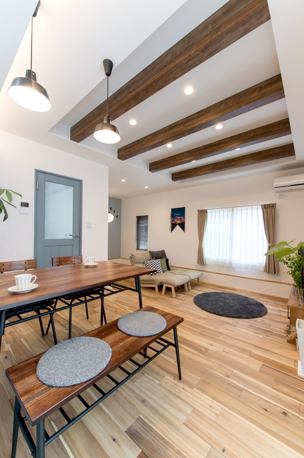 アイデザインホーム　注文住宅　広島県福山市　床にはアカシアの無垢材、天井には化粧梁を採用した、木のぬくもりに包まれたLDKです