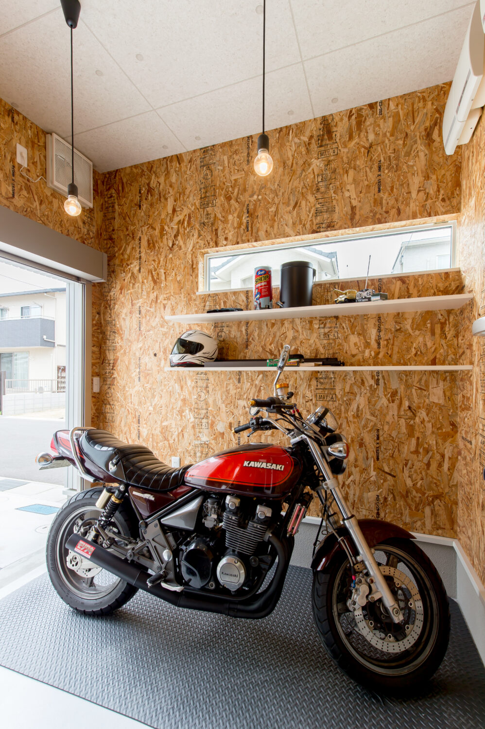 アイデザインホーム　注文住宅　広島県福山市　壁面をOSB張りで仕上げた、おしゃれなバイクガレージです