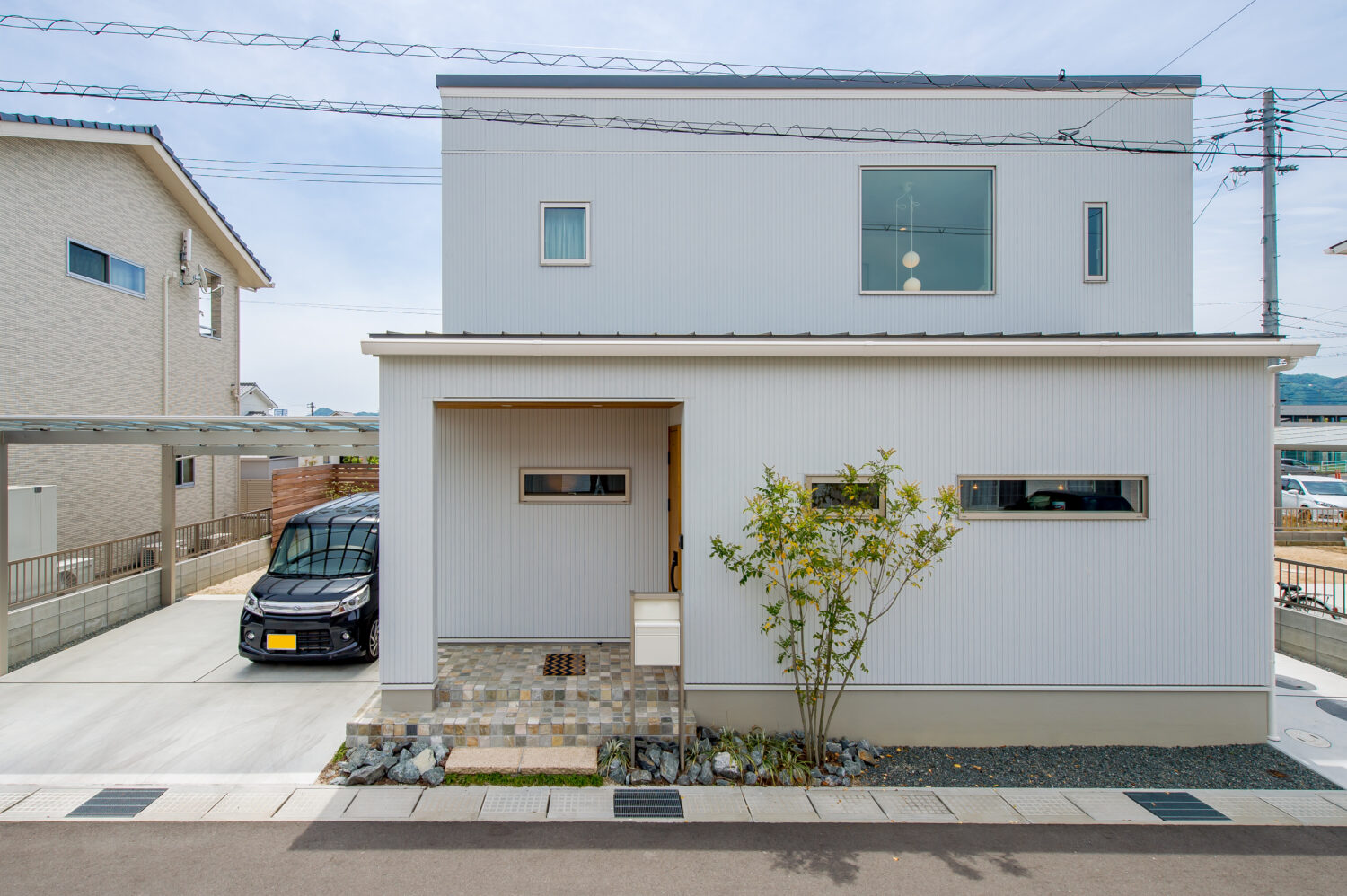 アイデザインホーム　注文住宅　広島県福山市　大小のスクエア窓やスリット窓などが印象的な外観。屋根には太陽光発電システムを搭載しています。
