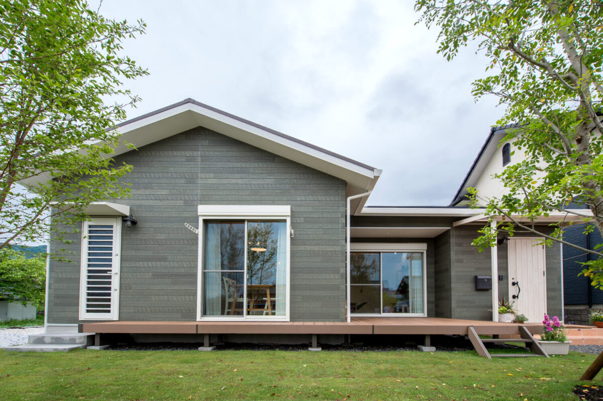 アイデザインホーム
岐阜県揖郡
注文住宅
庭の木々や芝生と調和する、落ち着きのあるアーリーアメリカン調の外観。ガーデニングが映えるデザイン