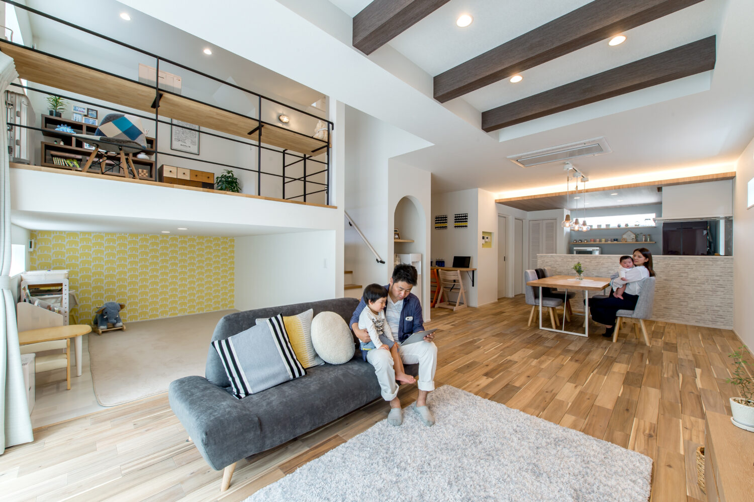 広島の注文住宅ならアイデザインホーム｜スキップフロアを備えたモダンなインテリアデザインのリビングルームで、広々とした空間が広がっています