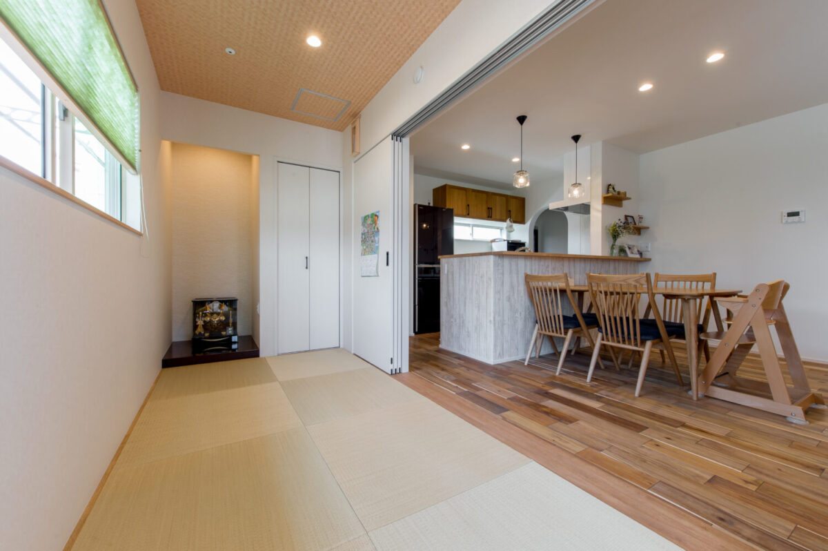 アイデザインホーム
注文住宅
岐阜県山県市
子どものプレイスポットや客間として使える和室。扉を開け放しておくことで、リビングまで陽光が差し込みます