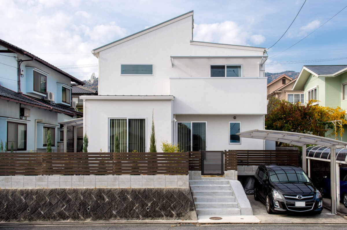 アイデザインホーム
注文住宅
広島県廿日市市
建物の裏手も道路に面しているため、こちら側の見た目も考慮しスタイリッシュな外観に仕上げています。