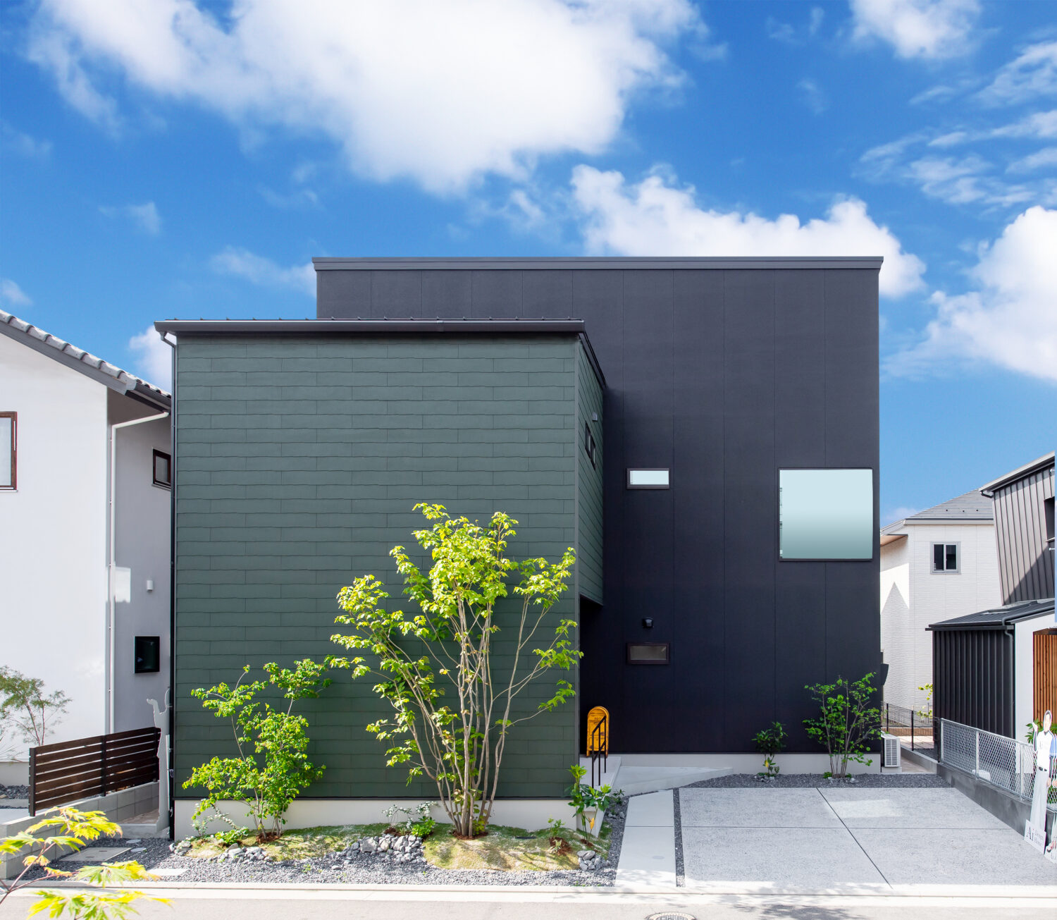 広島の注文住宅ならアイデザインホーム｜ブラックとモスグリーンの箱を組合わせたようなデザインの外観。