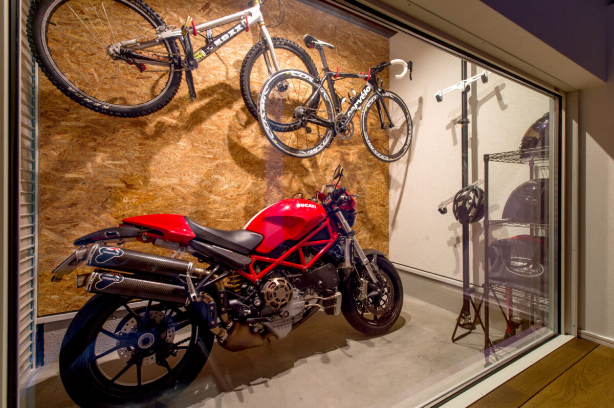 アイデザインホーム
注文住宅
広島県廿日市市
赤いボディーが印象的なドゥカティや自転車を飾れる、憧れのバイクガレージを実現