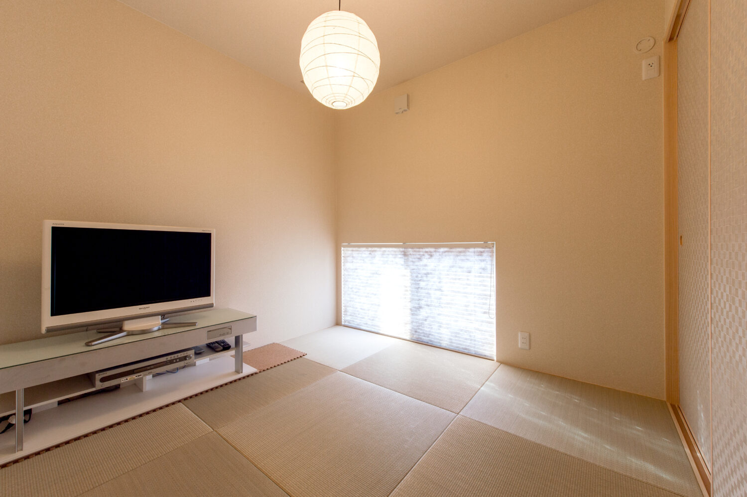 広島県で注文住宅　広島市で注文住宅　注文住宅ならアイデザインホーム　広島の建築実例集　半畳タタミのモダンな和室　和室に合わせた温かみのある照明