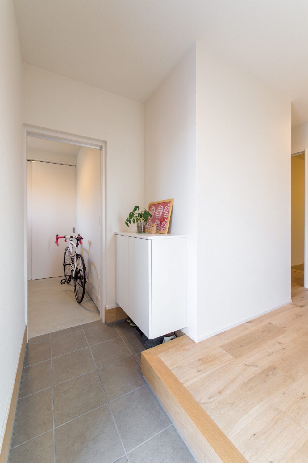広島県で注文住宅　広島市で注文住宅　注文住宅ならアイデザインホーム　広島の建築実例集　シューズボックスのある玄関　ホワイトでまとめた玄関　土間収納には自転車が入る