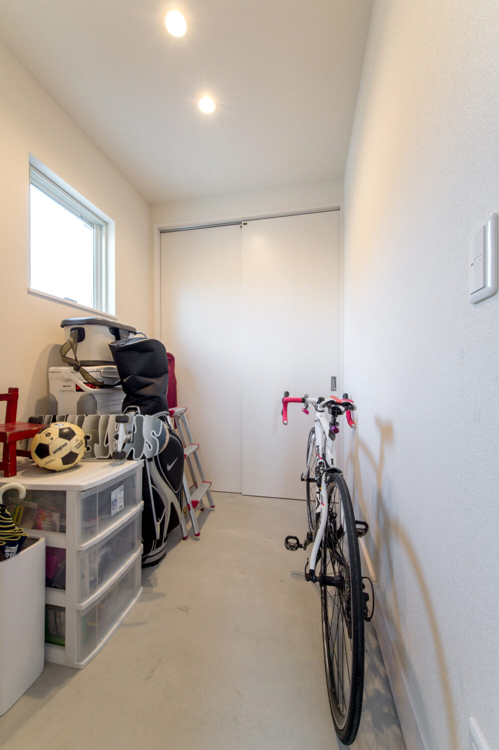広島県で注文住宅　広島市で注文住宅　注文住宅ならアイデザインホーム　広島の建築実例集　土間収納には自転車やサッカーボール、ゴルフ道具、スケボー、キャンプ用品などを収めることができる