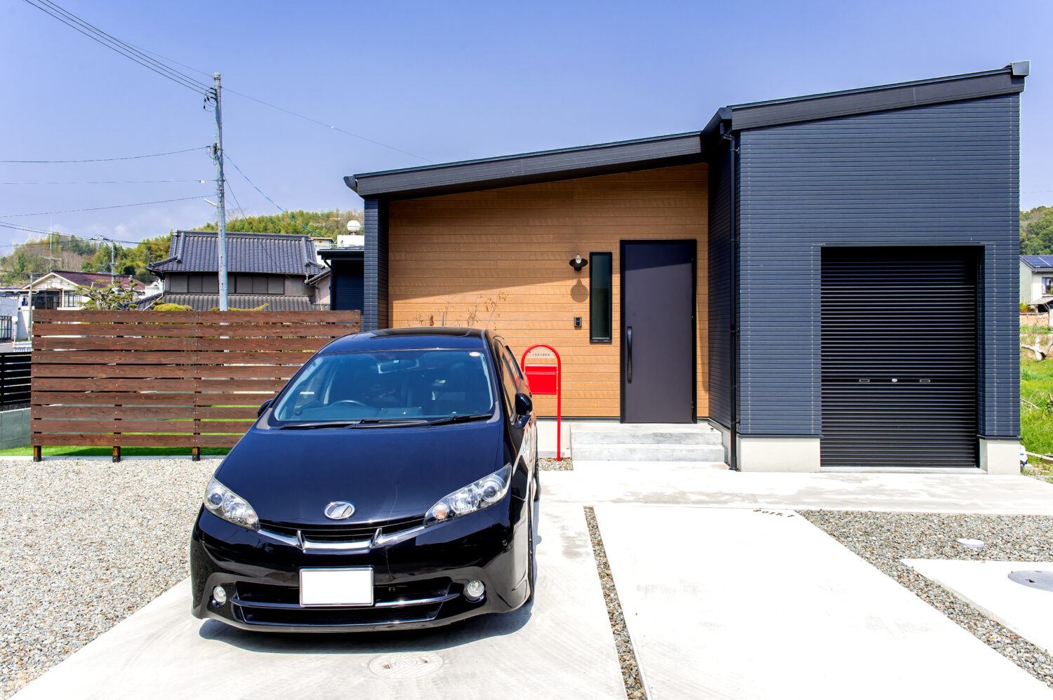 広島県の注文住宅　広島県尾道市の建築実例　広島県で注文住宅ならアイデザインホーム
モダンな黒い外壁の家　黒の車がある家