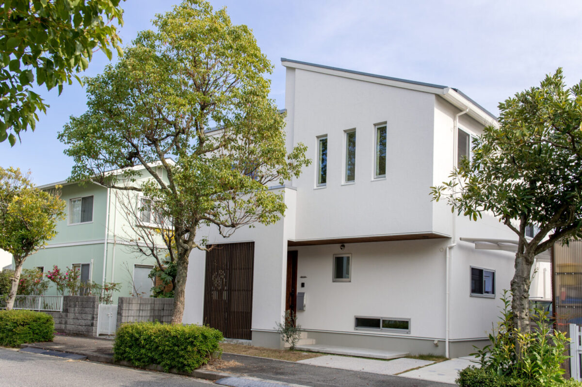 アイデザインホーム
注文住宅
広島県廿日市市
片流れ屋根のファサードに3連のスリット窓やルーバーが表情を添えた外観