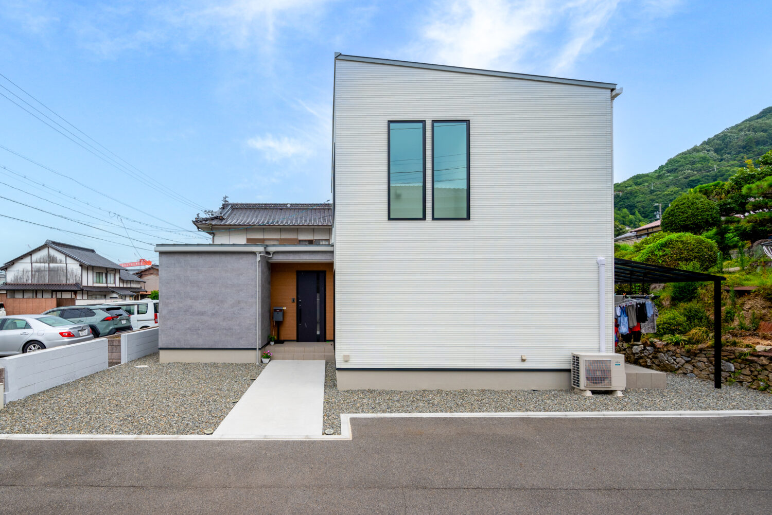 アイデザインホーム
注文住宅
広島県三原市
鋳物をイメージしたテクスチャーと細かなストライプ意匠が特徴のホワイトの外壁は、コンクリート調のグレーの外壁と相性抜群