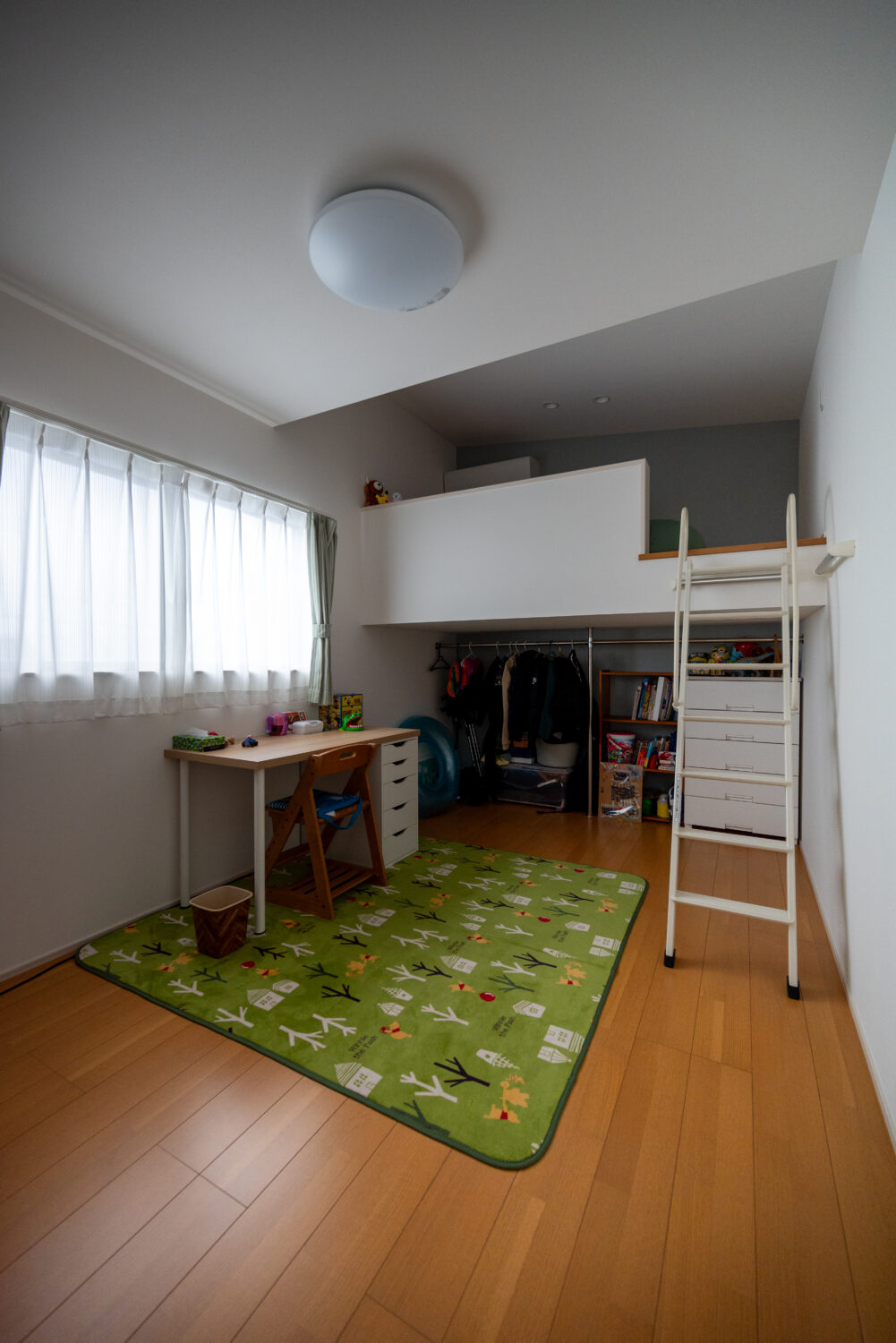 アイデザインホーム
注文住宅
広島県三原市
天井を一部高くして、憧れのロフトを実現した子ども部屋。ロフトはベッド変わりに、ロフトの下は収納として活用しています。