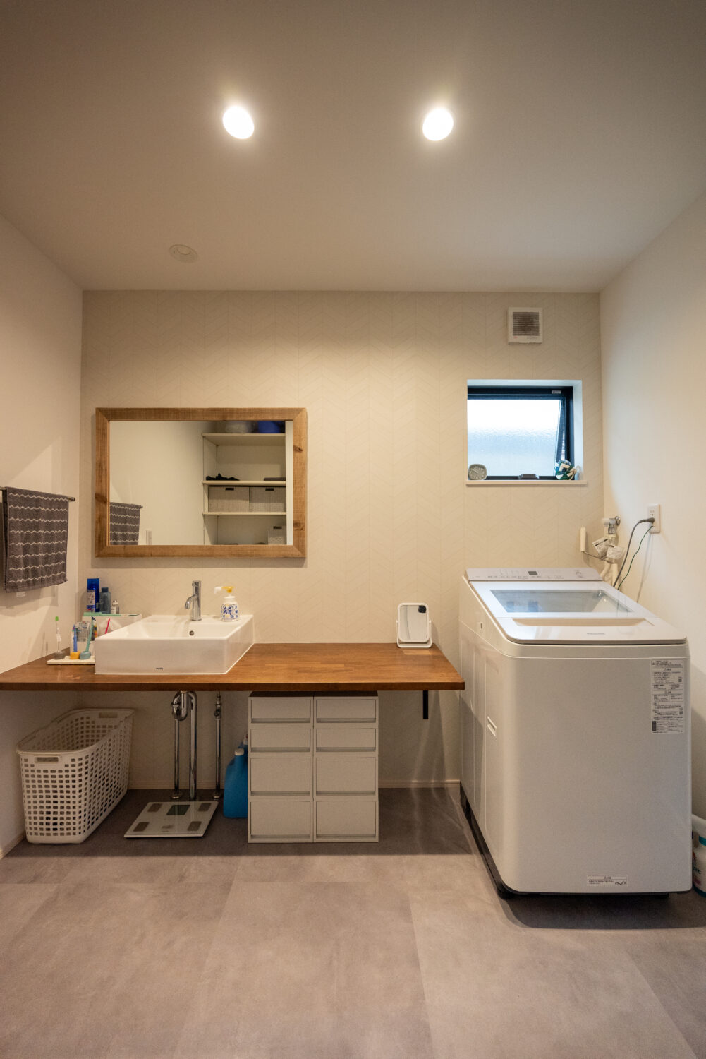 アイデザインホーム
注文住宅
広島県三原市
洗面カウンターを幅広く造作し、メイクしたり洗濯物を畳んだり、様々な用途で便利に使えるようにしています