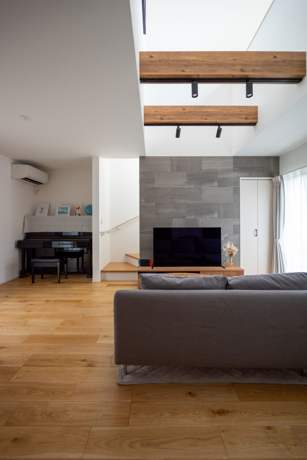 アイデザインホーム
注文住宅
広島県三原市
見上げると化粧梁が印象的なリビング。テレビ背面には調湿の機能性とデザイン性を併せ持ったグレーのエコカラットを採用し、空間のアクセントに。床には突板のナラ材を用いています
