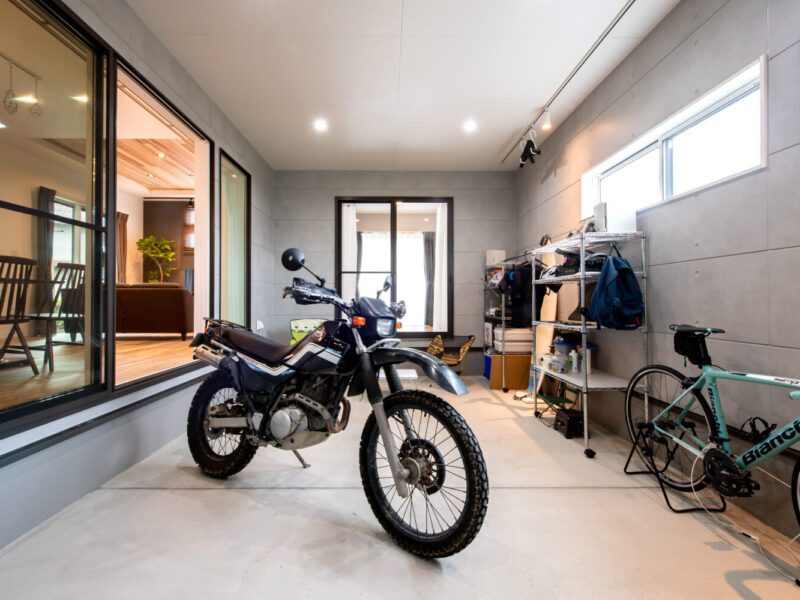 愛知で注文住宅ならアイデザインホーム　アイデザインホームの実例集　リビングとつながるバイクガレージを叶えた平屋の住まい　