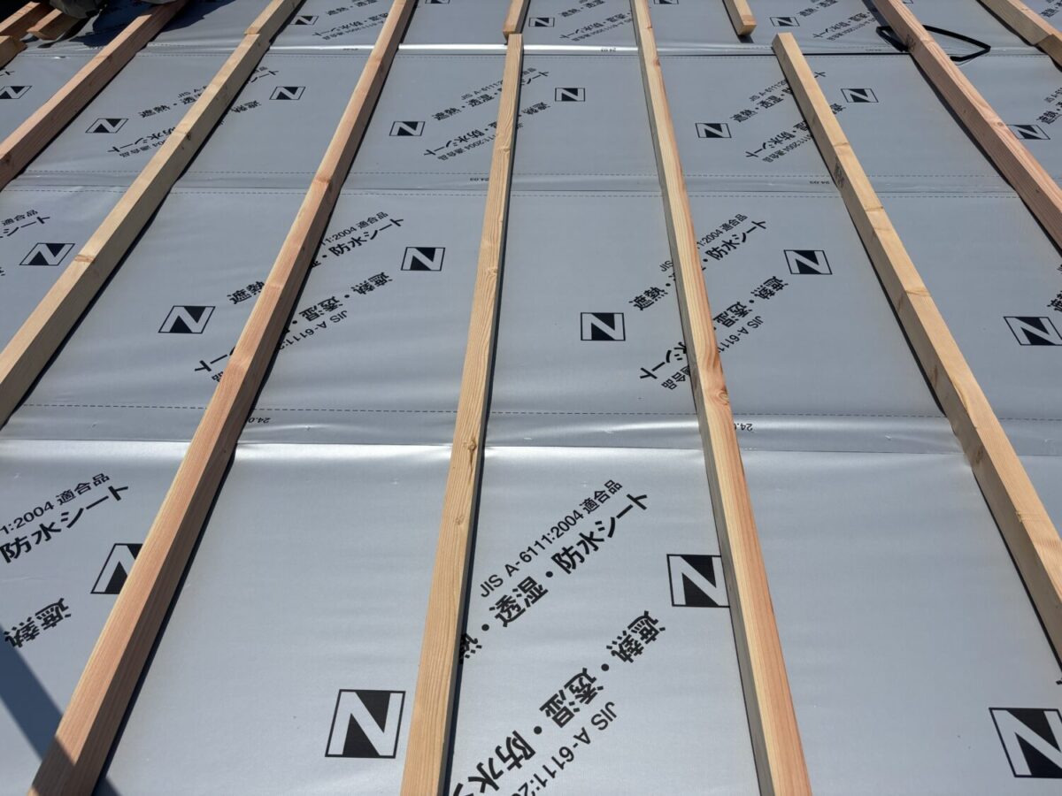広島の注文住宅ならアイデザインホーム 東広島市西条町で上棟 遮熱シート貼り