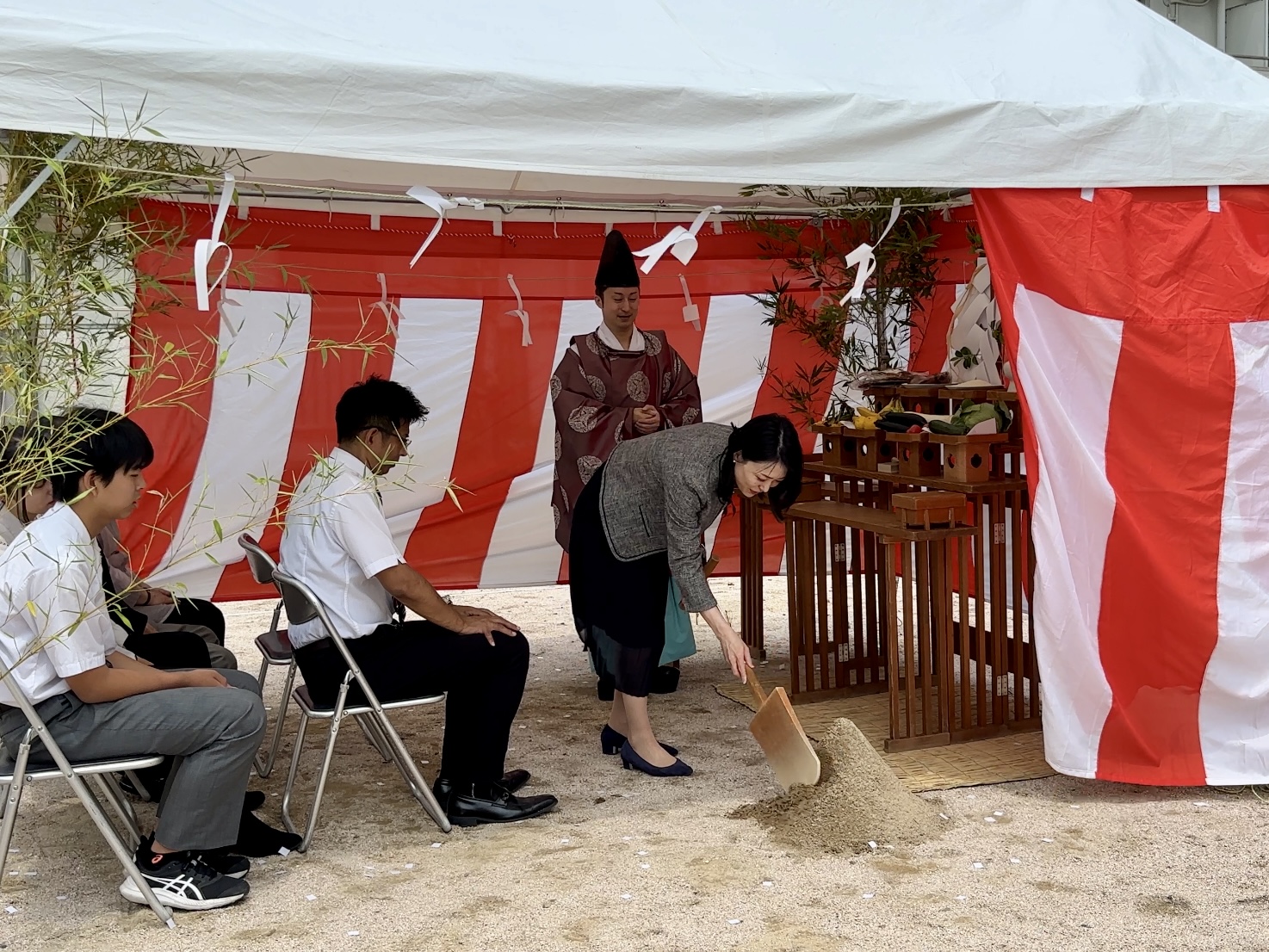 アイデザインホームの現場リポート　広島県で注文住宅ならアイデザインホーム　地鎮祭の現場リポート　女性が儀式に参加している様子
