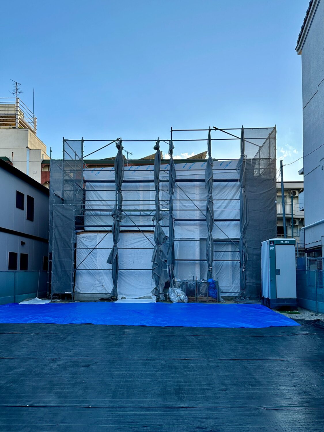 アイデザインホームの現場リポート　注文住宅ならアイデザインホーム　上棟の現場リポート　上棟作業が完了し家の全貌が見えた様子
