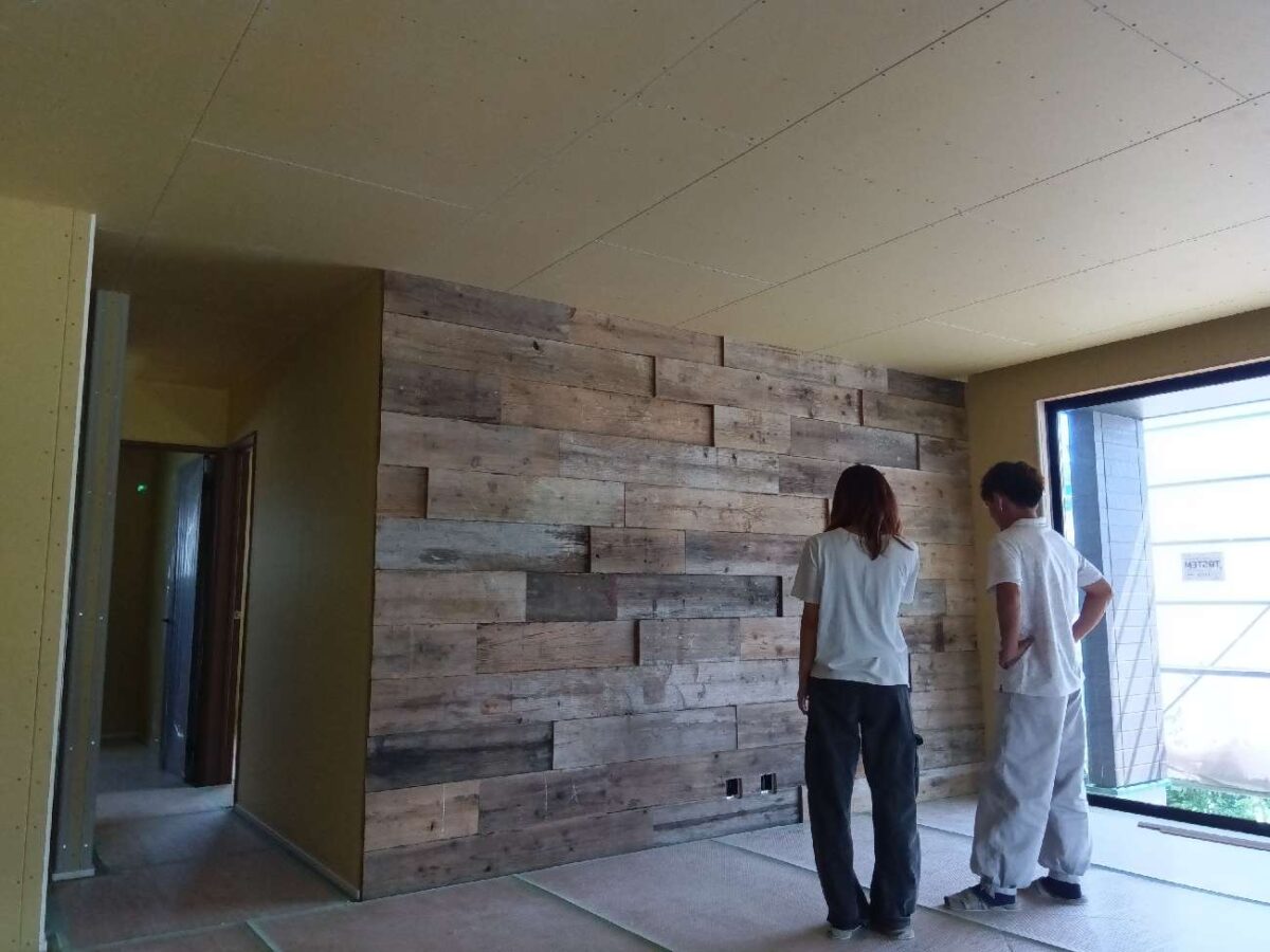 広島の注文住宅はアイデザインホーム
広島県廿日市市友田にて木工事が完了しました
内装工事の前にお施主様立会でご確認いただきました