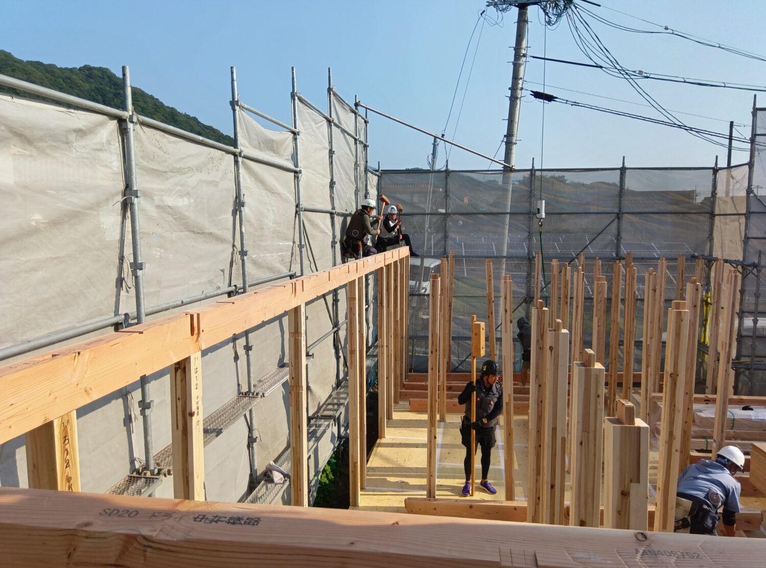 広島で注文住宅ならアイデザインホーム アイデザインホームの現場リポート 上棟の現場リポート 大工さんが柱を組み立てている様子
